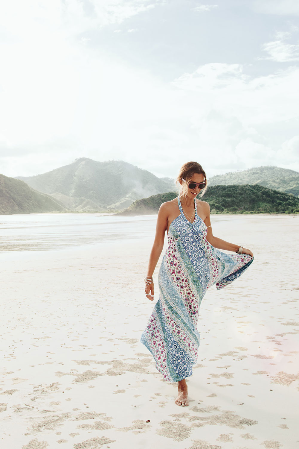 Hello Beaches Feminine WordPress theme